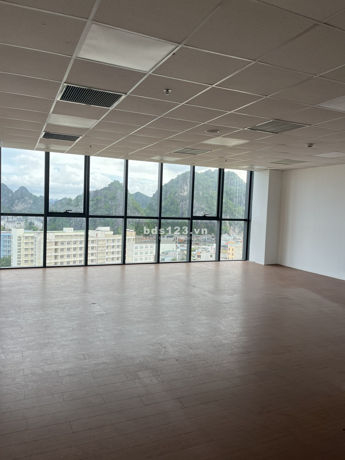 MEET COWORKING SPACE - số 70 Nguyễn Văn Cừ - Cho thuê văn phòng chia sẻ