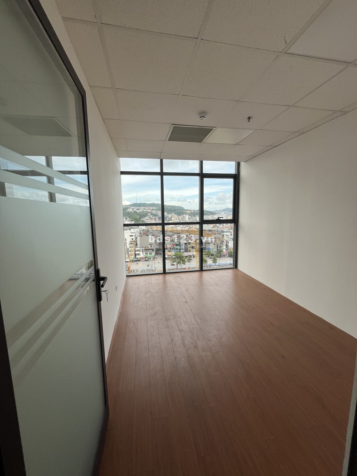 MEET COWORKING SPACE - số 70 Nguyễn Văn Cừ - Cho thuê văn phòng chia sẻ