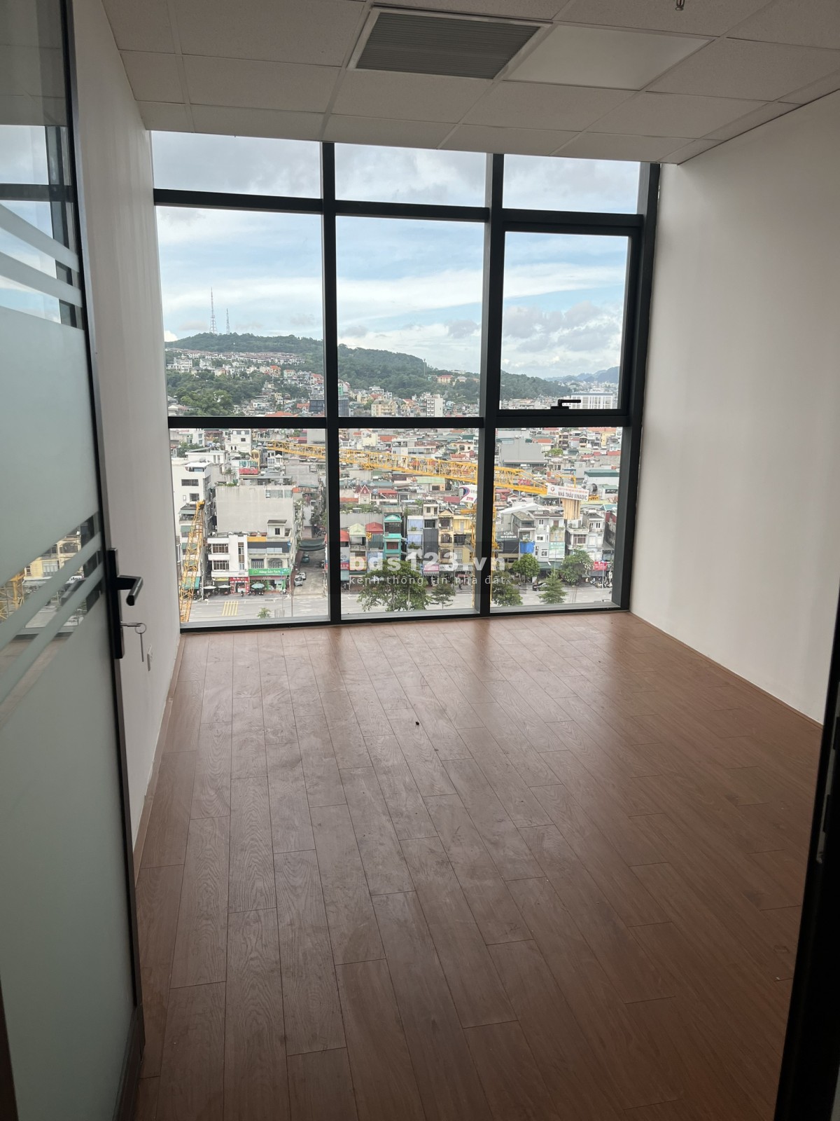 MEET COWORKING SPACE - số 70 Nguyễn Văn Cừ - Cho thuê văn phòng chia sẻ