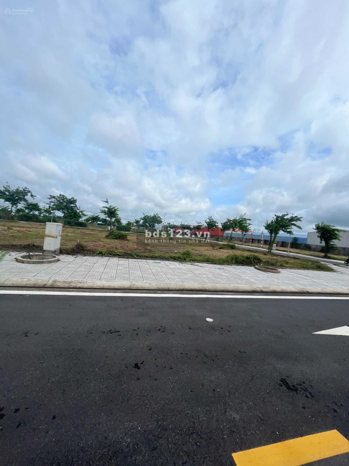 Chính chủ gửi bán lô đất 90m2 SHR ở khu dân cư Đức Hòa Đông giáp Bình Chánh giá 1tỷ4