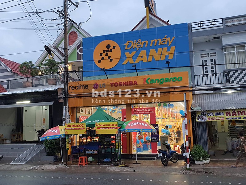 Nhà mặt tiền kinh doanh đa ngành, đang mở shop thời trang Đối diện chợ khúc tréo 1 trệt 2 lầu
