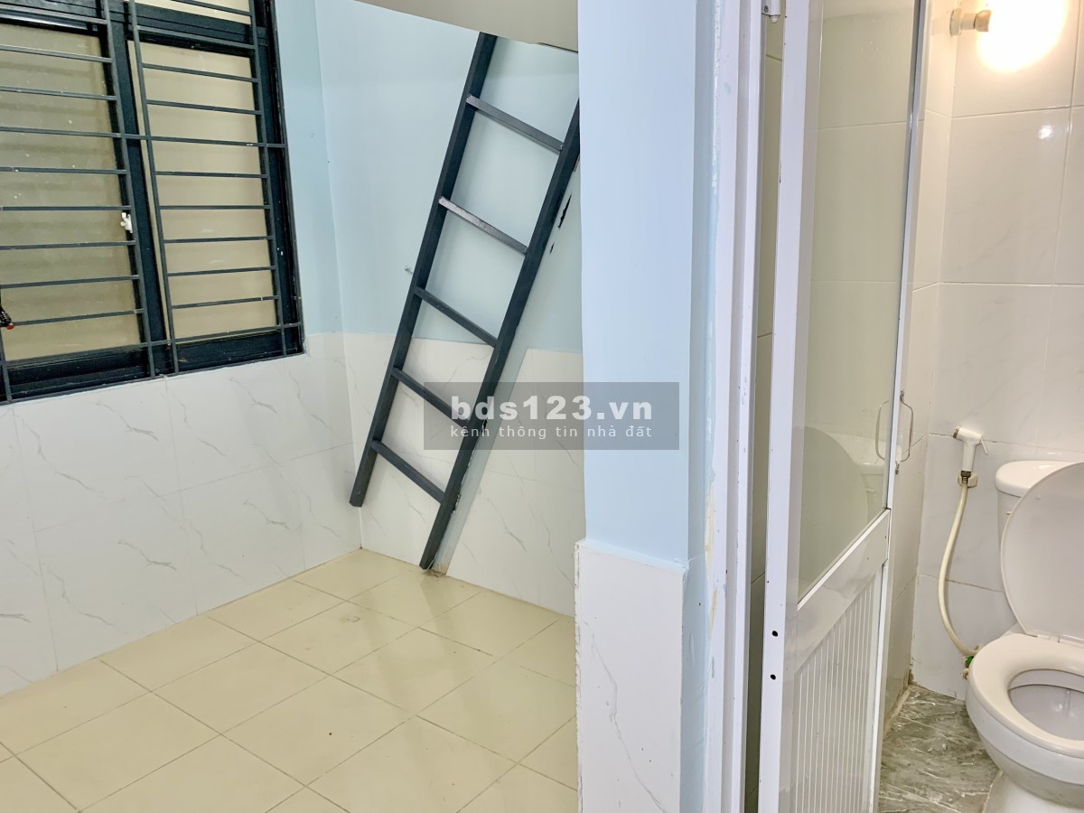 Cho thuê phòng có gác sát cổng trường Đại Học Văn Lang cs3 đi bộ 1 phút tới