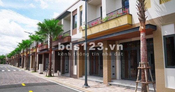 BÁN DÃY NHÀ PHỐ LIỀN KỀ NGAY TTHC BÀU BÀNG BÌNH DƯƠNG GIÁ 2TỶ1