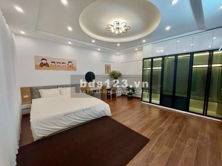Bán nhà Bồ Đề dân xây 38 m 5 tầng ngõ thông gần cầu giường học các cấp