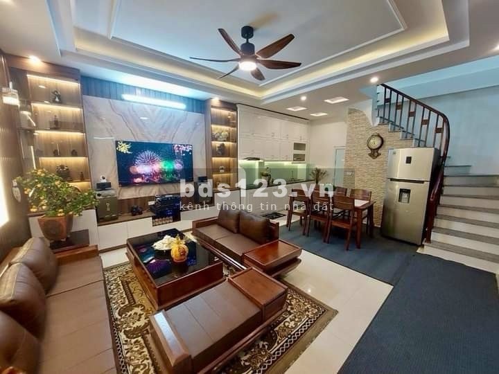 Bán nhà Bồ Đề dân xây 38 m 5 tầng ngõ thông gần cầu giường học các cấp
