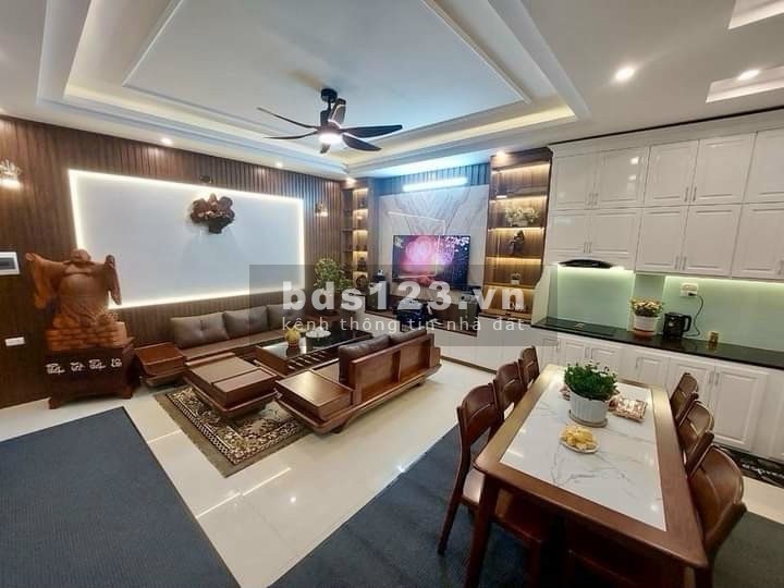 Bán nhà Bồ Đề dân xây 38 m 5 tầng ngõ thông gần cầu giường học các cấp
