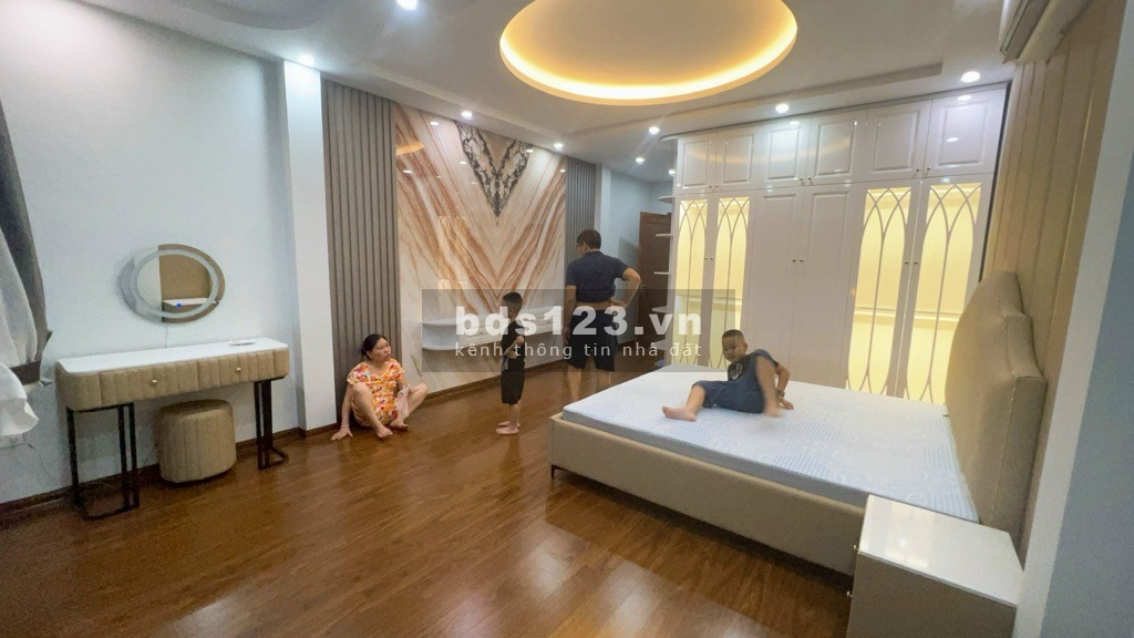 Bán nhà Ngọc Lâm thông Nguyễn Văn Cừ 7 tầng thang máy diện tích 54 m g ô tô kinh doanh