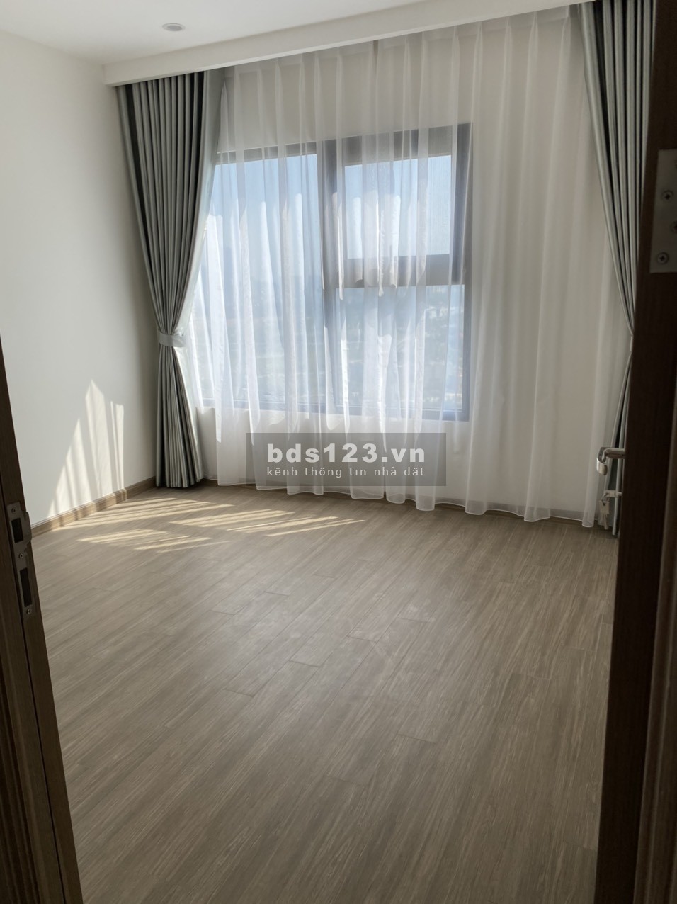 Cần cho thuê 3PN2WC đồ cơ bản 75m 10,5 triêu/tháng Vinhomes Smart City