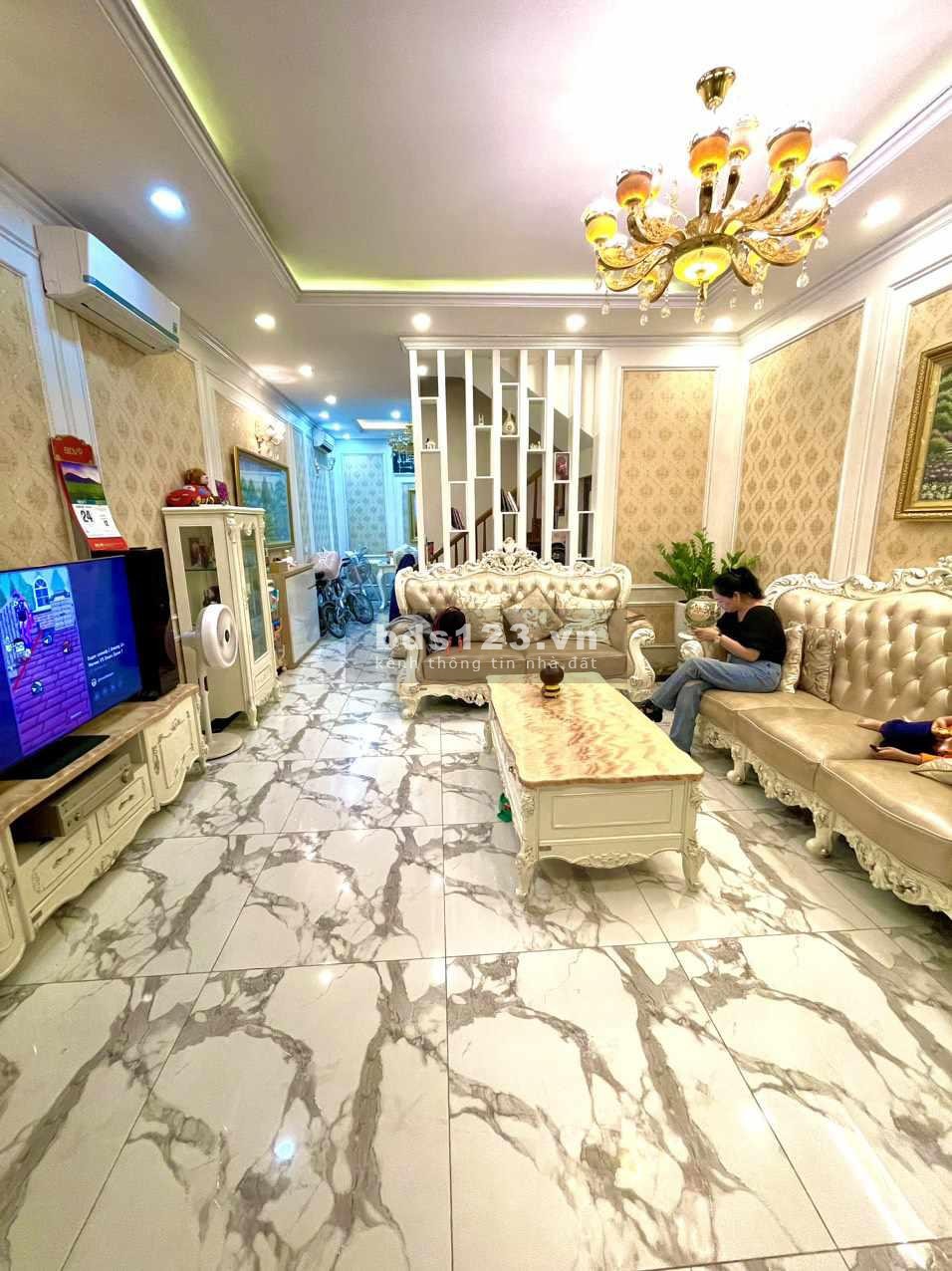 Bán nhà 5 tầng, 3 ngủ, 3 thoáng, mặt ngõ thông, ô tô qua cửa, kd tốt, chỉ thơn 7 tỷ