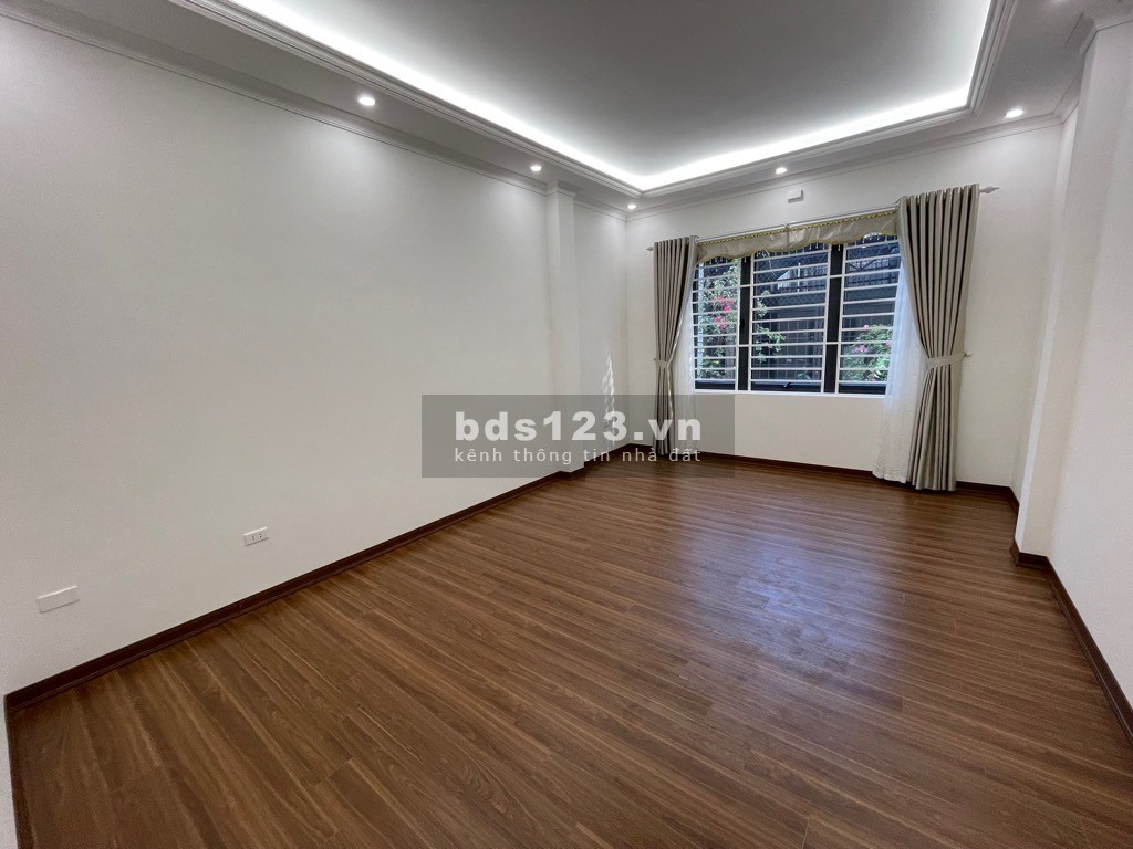 Bán nhà Trần Quốc Hoàn thang máy ô tô đỗ cửa 40m2 giá 16 tỷ