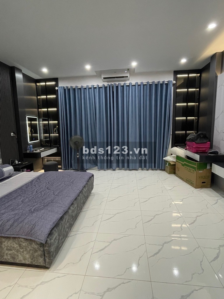 Bán nhà Hồng Tiến 73 m 5 tầng mặt tiền 5,2 m thang máy gara ô tô tặng full nội thất