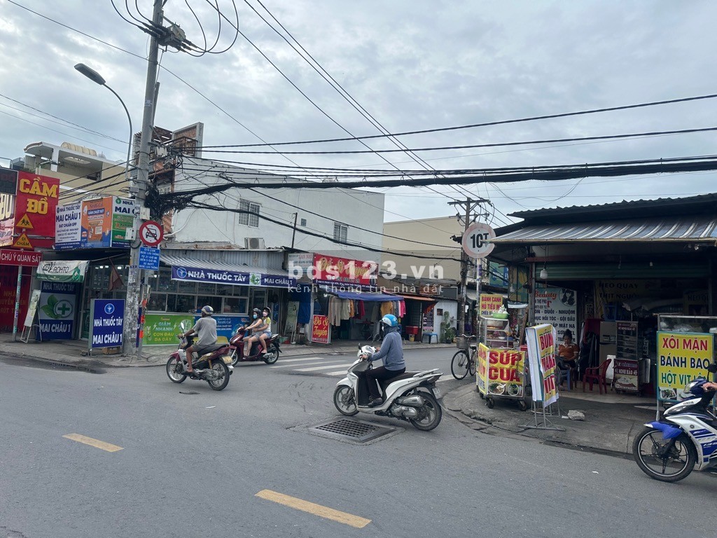 Bán đất ngay chợ Xuân Thới Thượng. Đường xe hơi. 4x24, 95m2. 1 tỷ 50 triệu.