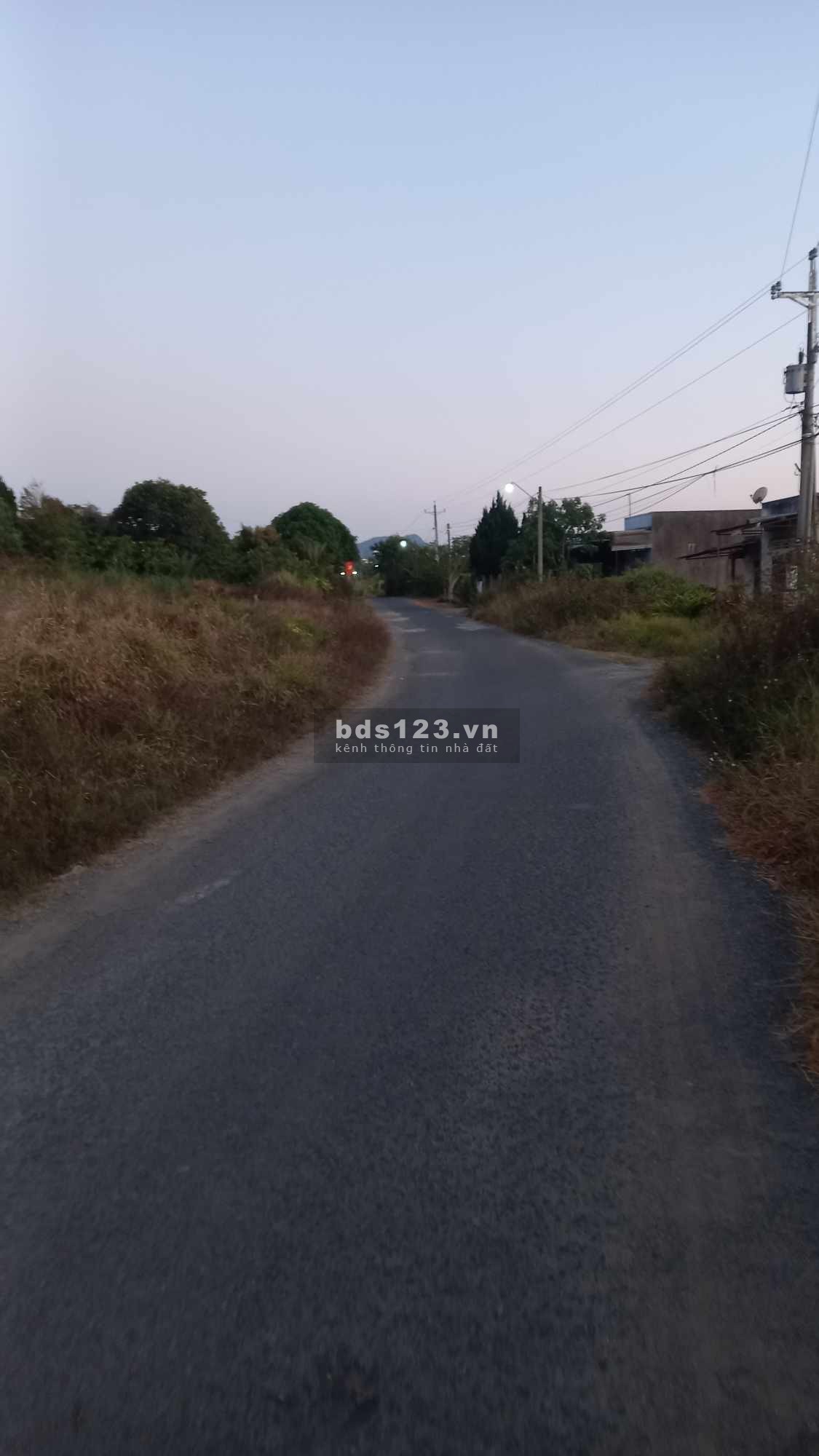 400m2 đất Di Linh 17m đường nhựa có 75m thổ cư giá 320tr sổ riêng đường ô tô