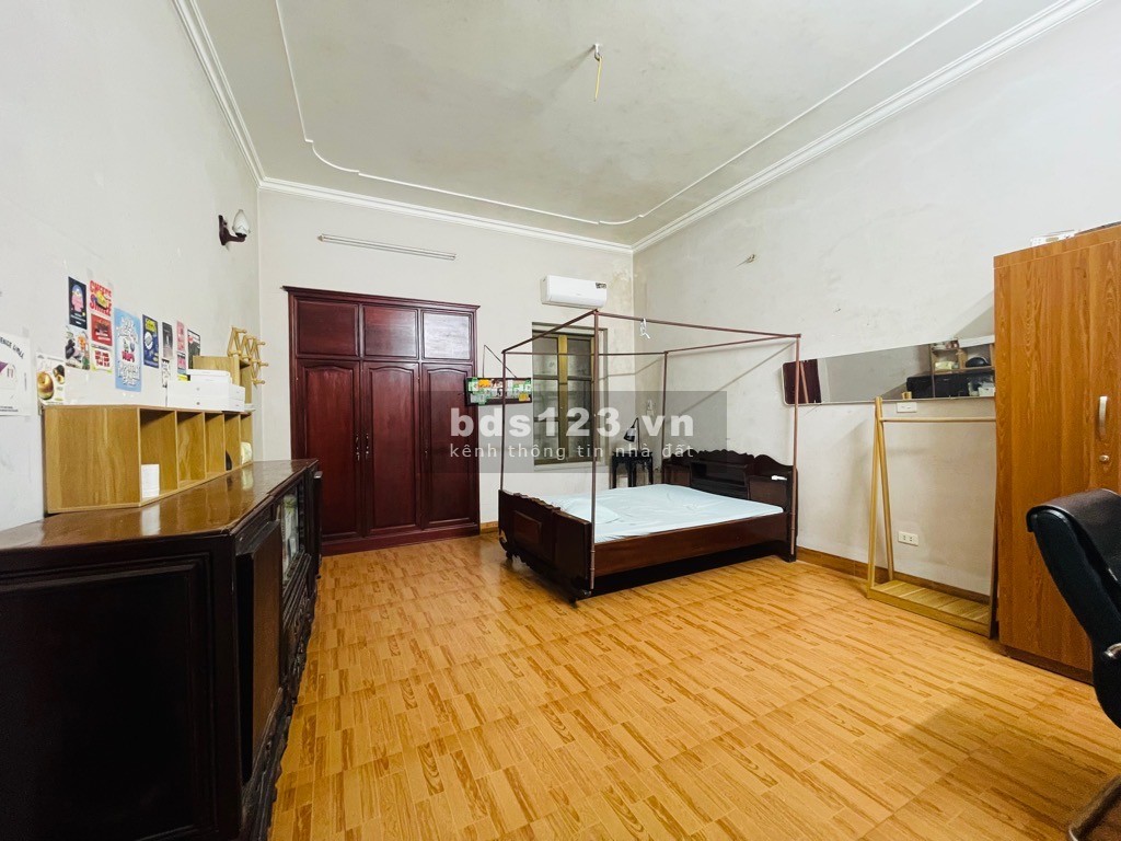 Bán nhà dân xây trung tâm Long Biên Bồ Đề Nguyễn Văn Cừ 122 m 4 tầng sân vườn gara ô tô