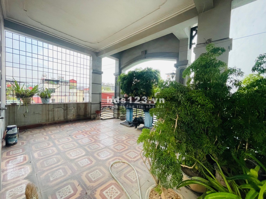 Bán nhà dân xây trung tâm Long Biên Bồ Đề Nguyễn Văn Cừ 122 m 4 tầng sân vườn gara ô tô