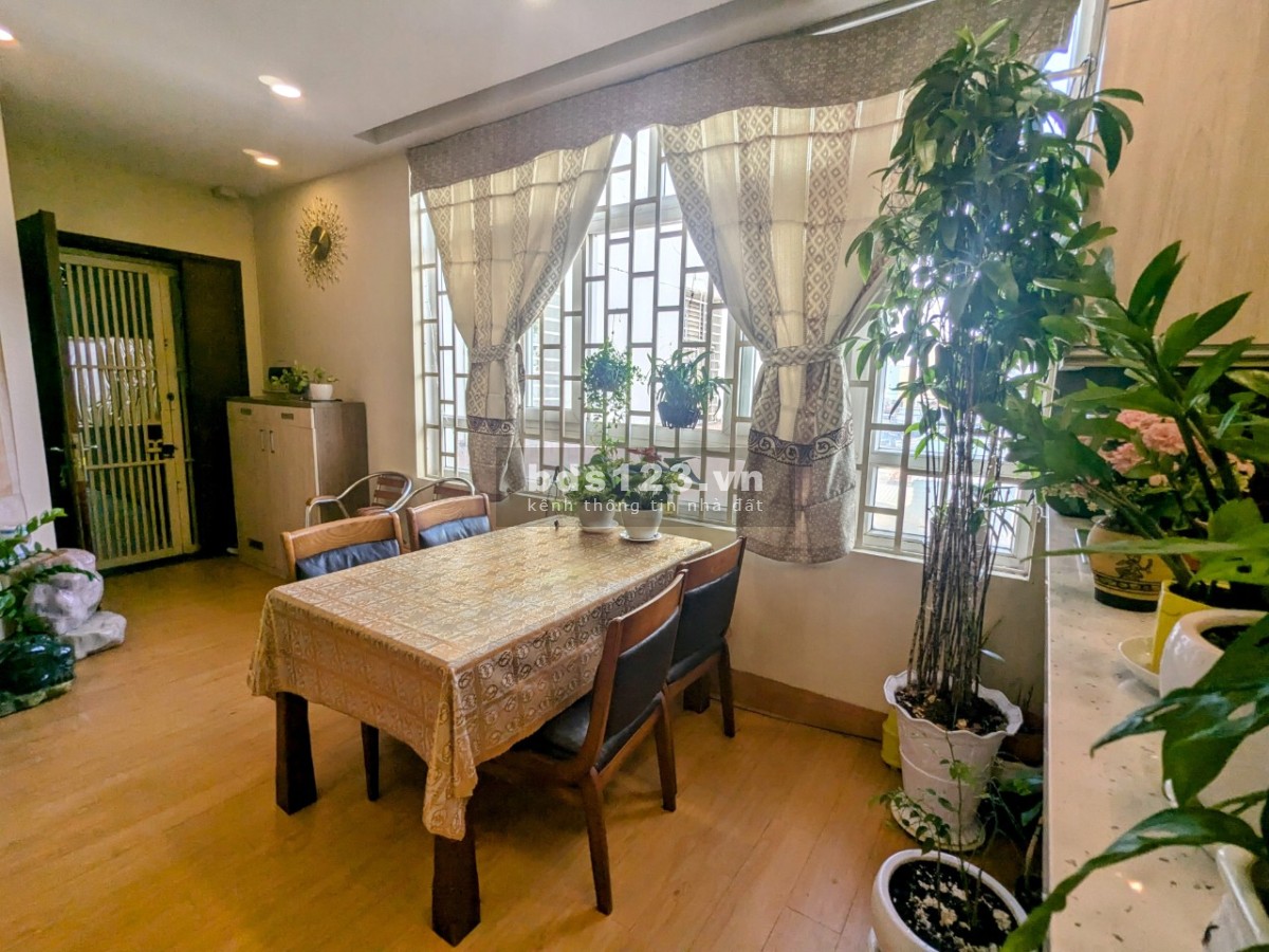 Cho thuê CHCC Phú Đạt, 3PN, căn góc DT 82m2; giá 11,5 tr/tháng