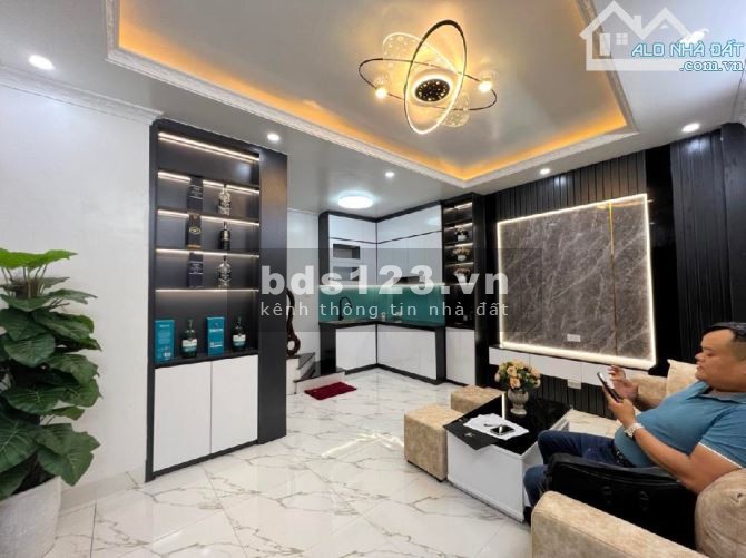 Hiếm nhà chân cầu Vĩnh Tuy -Tư Đình Phố Trạm - Lô Góc - 7 chỗ đỗ cửa, nét 4,9 tỷ