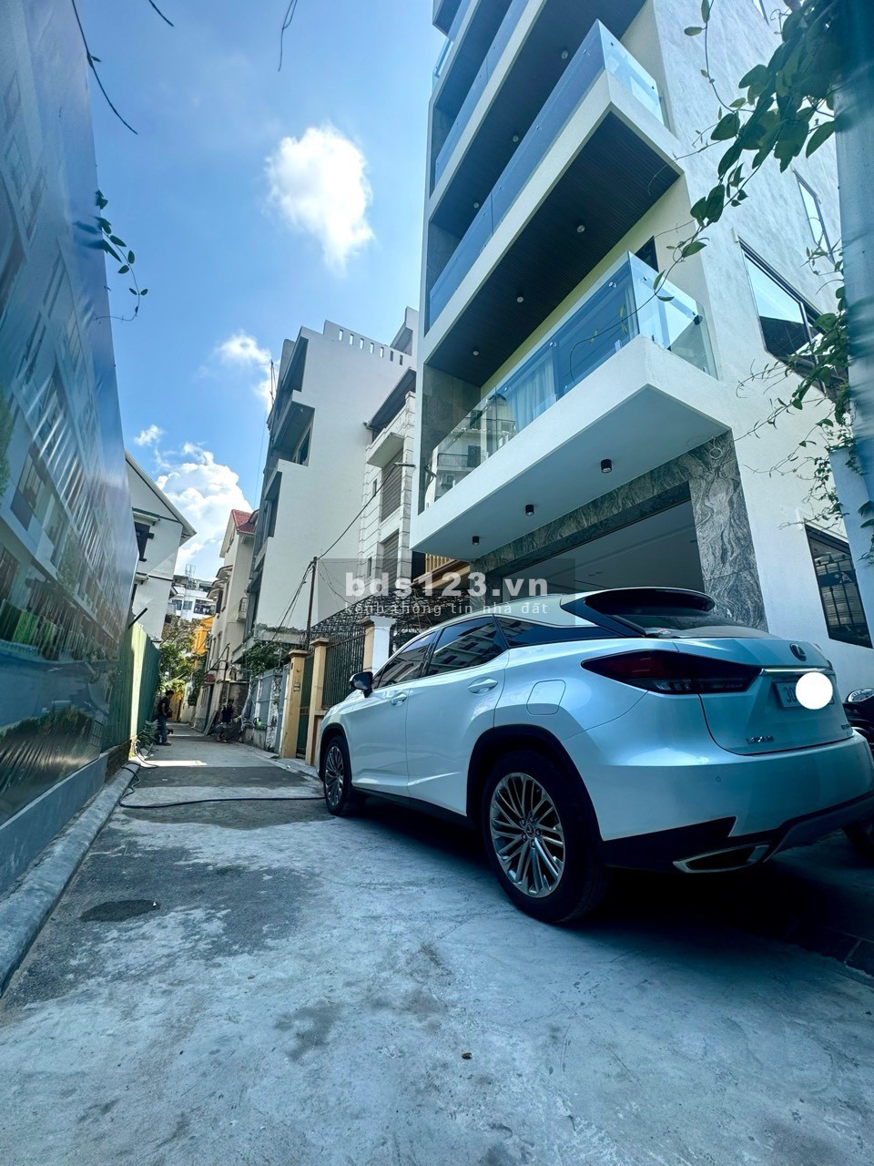 Bán nhà Nguyễn Văn Cừ 75m 8 tầng thang máy gara oto nội thất nhập khẩu đạt 5 sao, gần cẩu 14. 8 tỷ