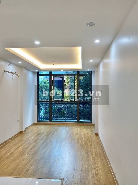 Bán nhà mặt phố Nghĩa Tân, kinh doanh sầm uất, diện tích 31m2, giá 14.75 tỷ