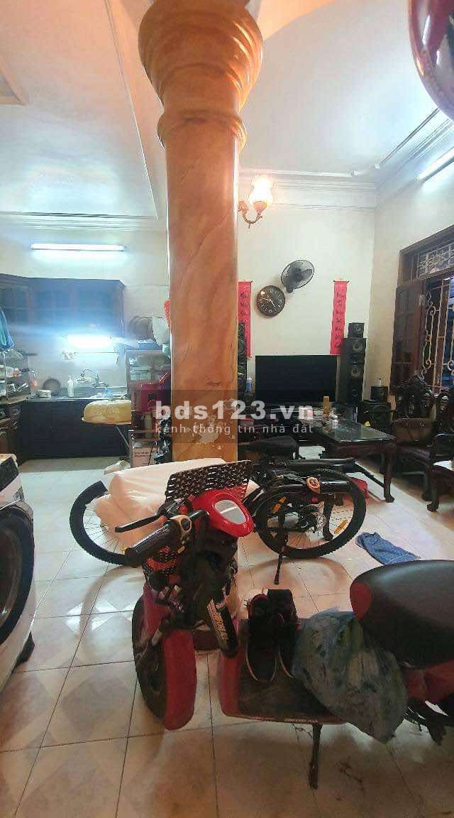 Bán nhà Hoàng Quốc Việt, Ô tô đỗ cửa, diện tích 35m2, giá 9.8 tỷ