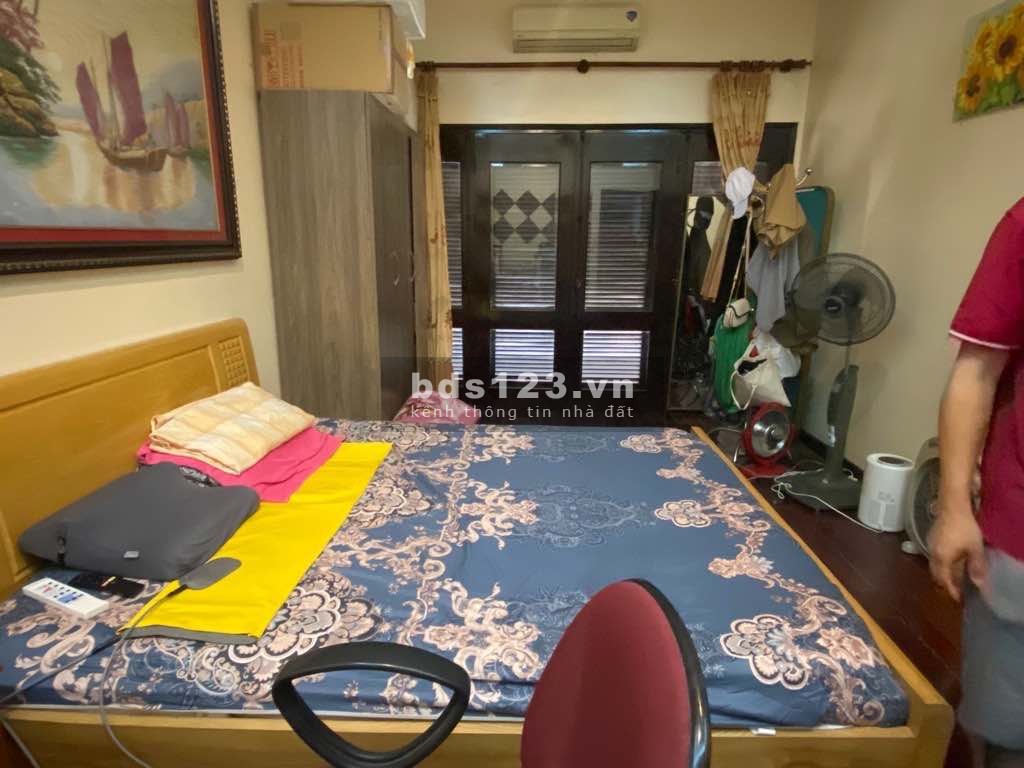 Bán nhà phố Nghĩa Tân, Ô tô đỗ cửa, diện tích 52m2, giá 12 tỷ