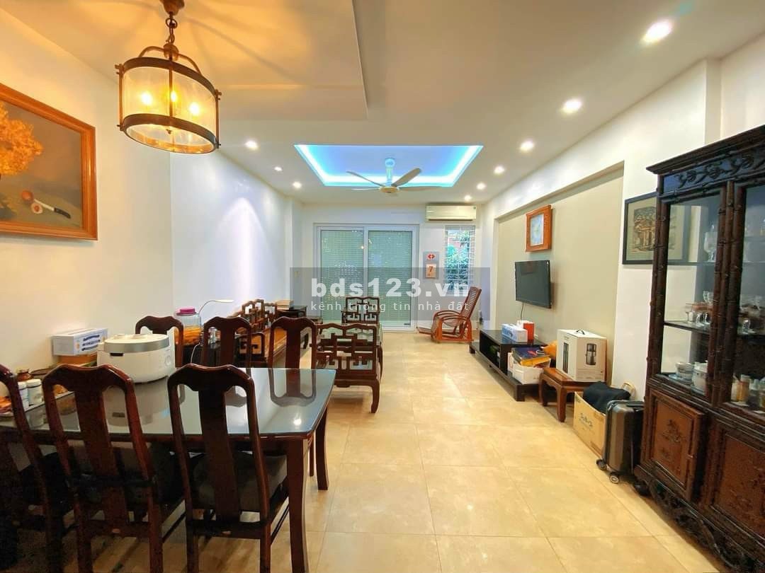 Tin tài trợ Bán nhà phân lô phố Duy Tân, ôtô đỗ trong nhà. DT 55m2, 5 tầng, MT 4
