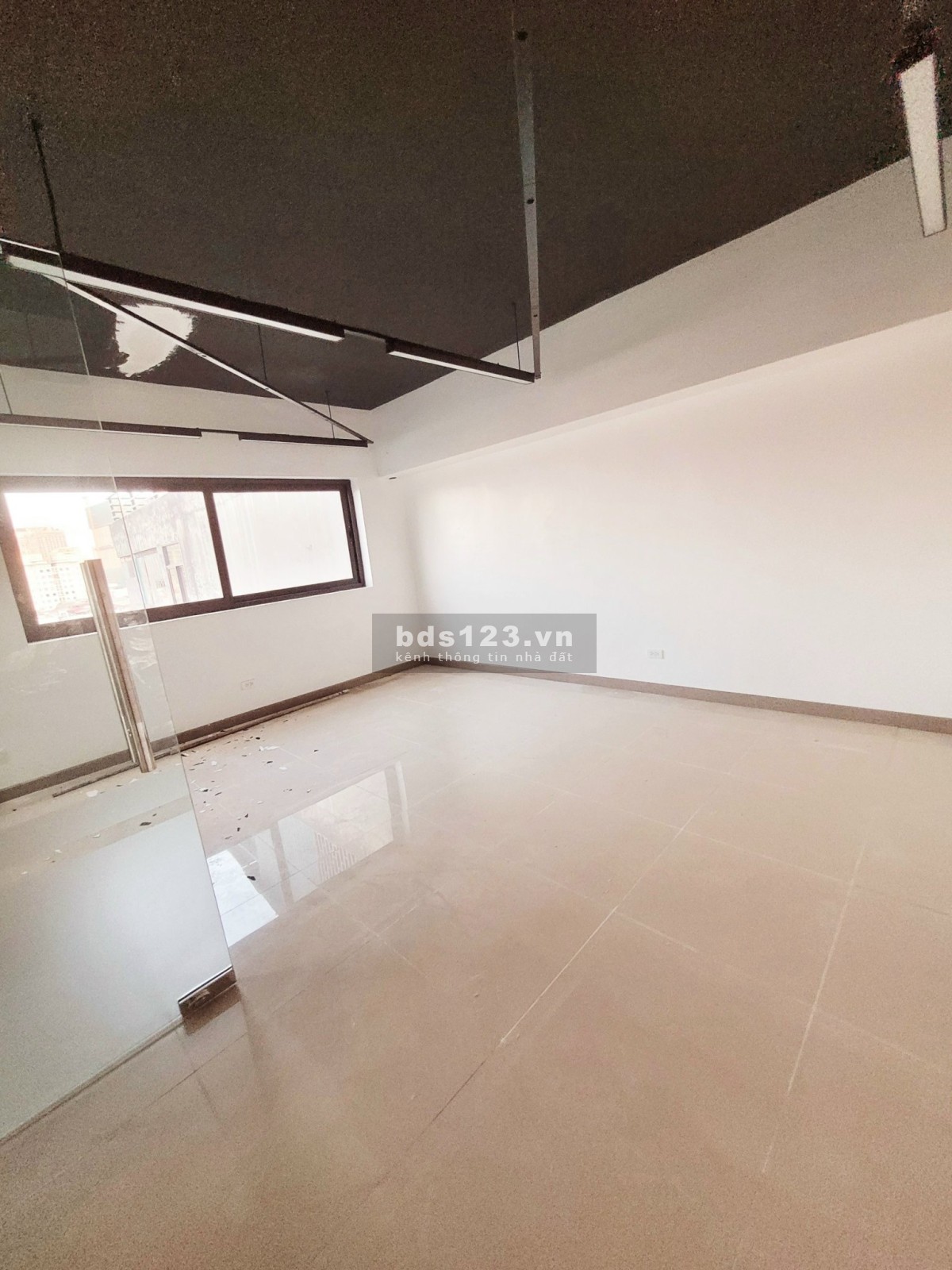 Cho Thuê Văn phòng phố Dương Khuê, Toà nhà 9 Tầng, Đầy đủ ĐH, Thang máy, ngõ ô tô tránh.