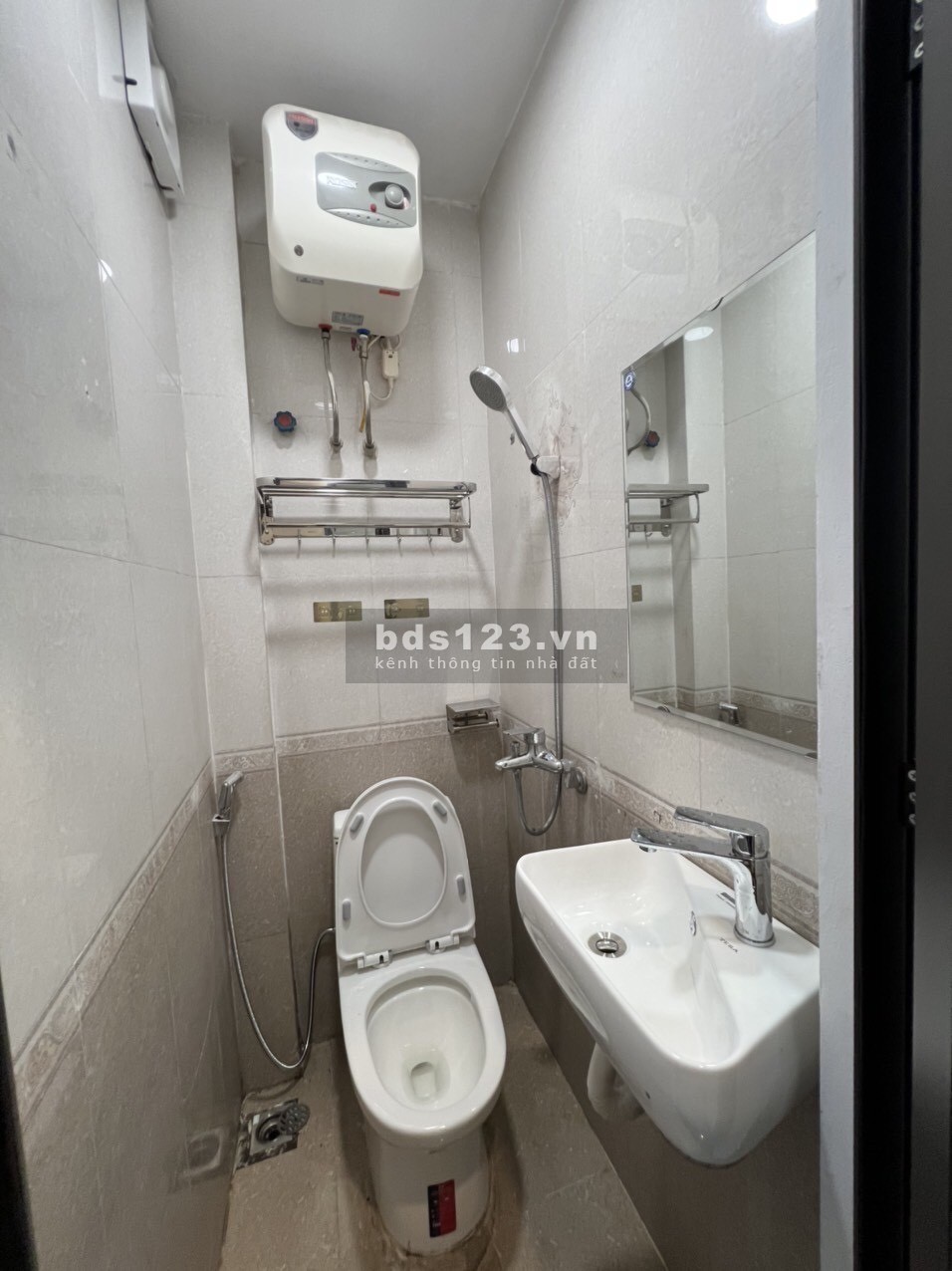 HIẾM-DƯỚI 3 TỶ CÓ NHÀ HAI BÀ TRƯNG ĐẸP 3 NGỦ, 3M RA Ô TÔ, 30M MẶT PHỐ VỀ Ở LUÔN 15m2x3TẦNG