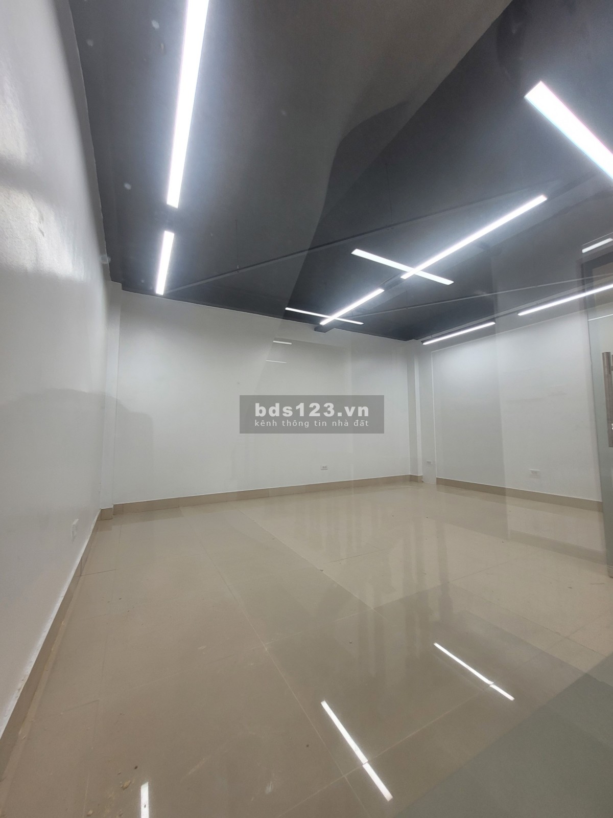 Cho Thuê Văn phòng phố Dương Khuê, Toà nhà 9 Tầng, Đầy đủ ĐH, Thang máy, ngõ ô tô tránh.