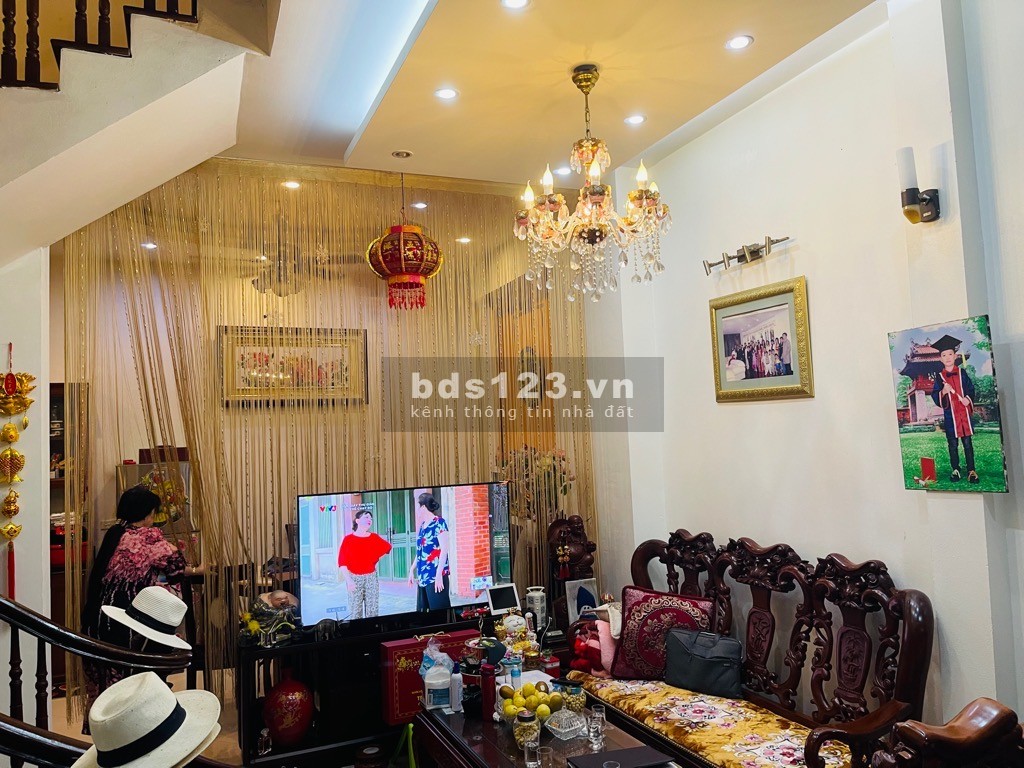 Bán nhà Nguyễn Sơn phường Ngọc Lâm 70 m 5 tầng mặt tiền 5 m dân xây