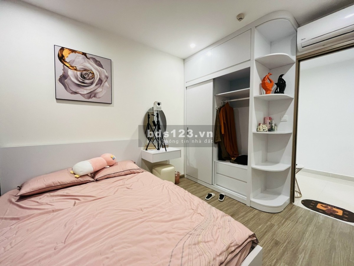Bán căn hộ 1pn+1 nội thất đẹp view đông nam hút tài lộc. Thành 0912253990