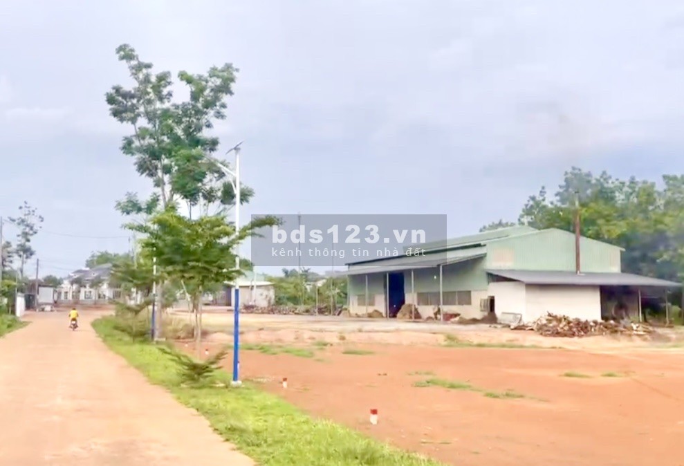 Cần bán gấp lô đất mặt tiền giá 250tr, diện tích ngang 5 dài 38,63 có 100m2 thổ cư