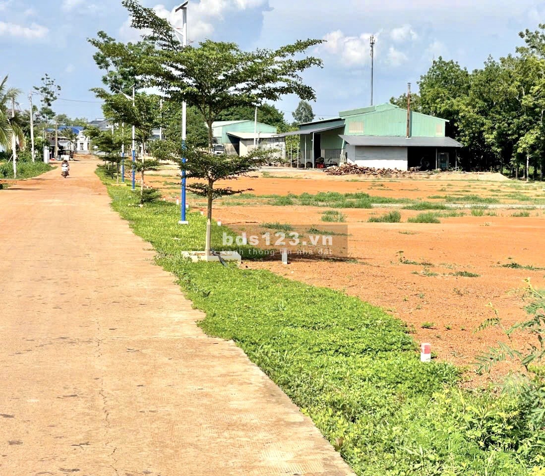 Cần bán gấp lô đất mặt tiền giá 250tr, diện tích ngang 5 dài 38,63 có 100m2 thổ cư