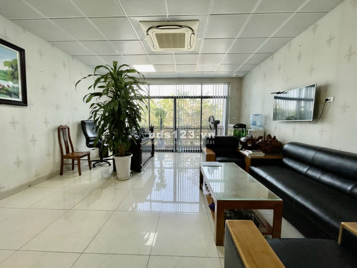 Cho thuê nhà đẹp nhất mặt phố Trịnh Văn Bô 100m2 x 5T thông sàn, nhà 2 mặt trước và sau rộng rãi