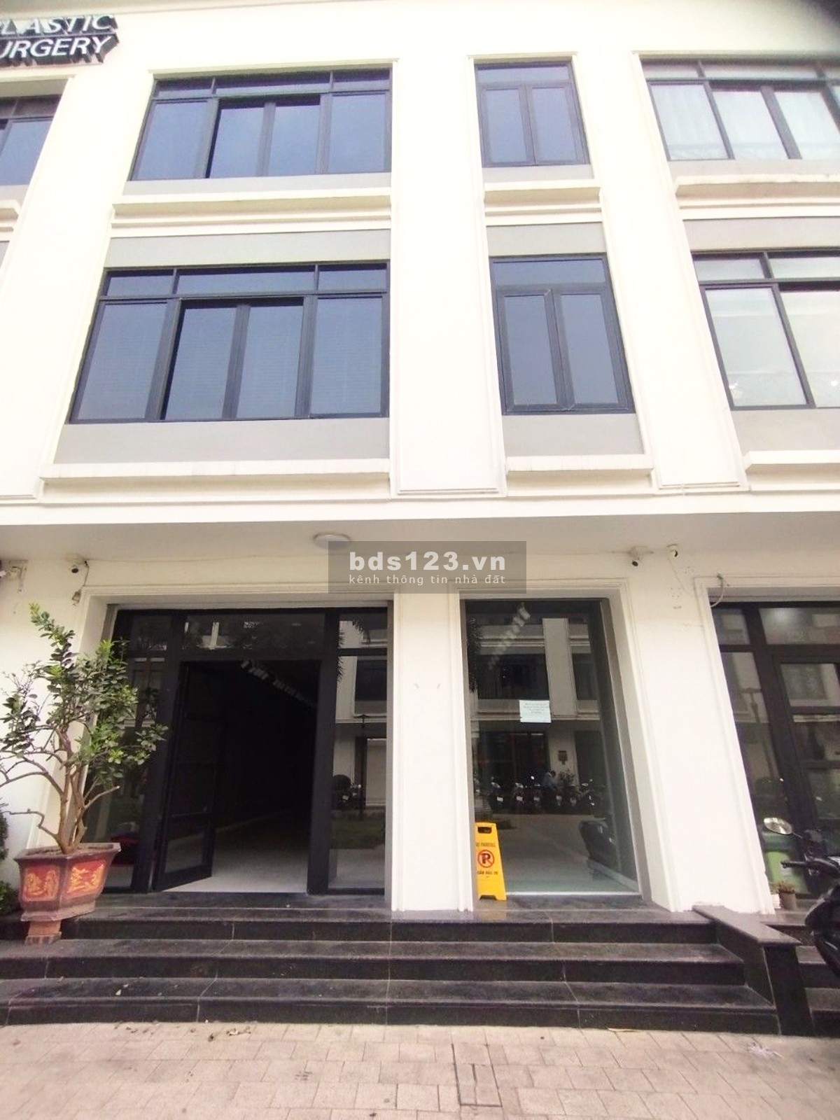 Cho thuê Tầng 1 Vinhome Gardenia Hàm Nghi DT 93m2 giá 16tr/tháng. LH 0974585078 zalo