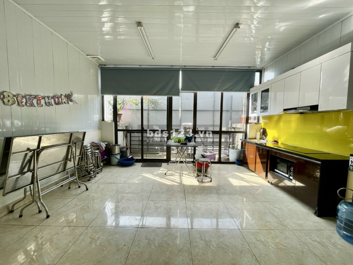 Cho thuê nhà đẹp nhất mặt phố Trịnh Văn Bô 100m2 x 5T thông sàn, nhà 2 mặt trước và sau rộng rãi