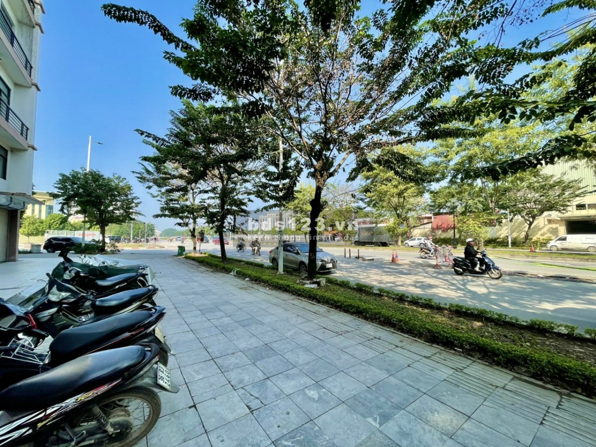 Cho thuê nhà đẹp nhất mặt phố Trịnh Văn Bô 100m2 x 5T thông sàn, nhà 2 mặt trước và sau rộng rãi