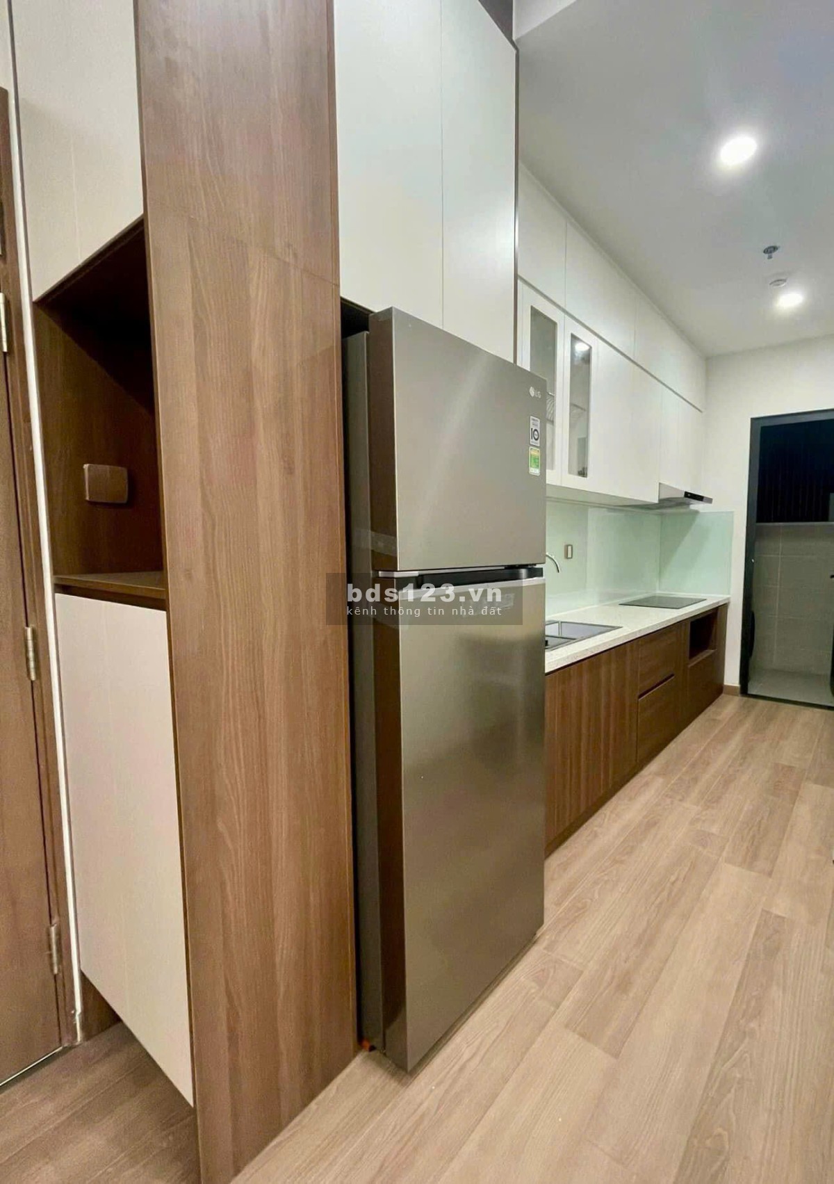 Bán Chung Cư Đường Sắt - Quận 3 90m2 3tỷ950. Nhà đẹp sơn sửa lại toàn bộ. Đã có sổ hồng riêng