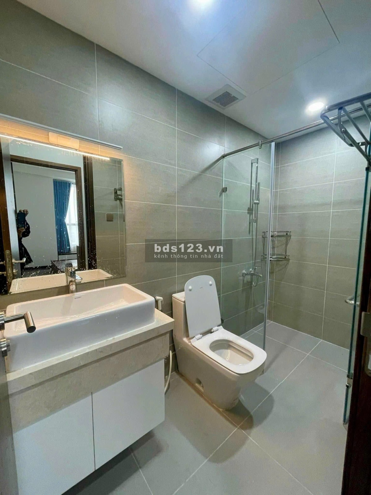 Bán Chung Cư Đường Sắt - Quận 3 90m2 3tỷ950. Nhà đẹp sơn sửa lại toàn bộ. Đã có sổ hồng riêng