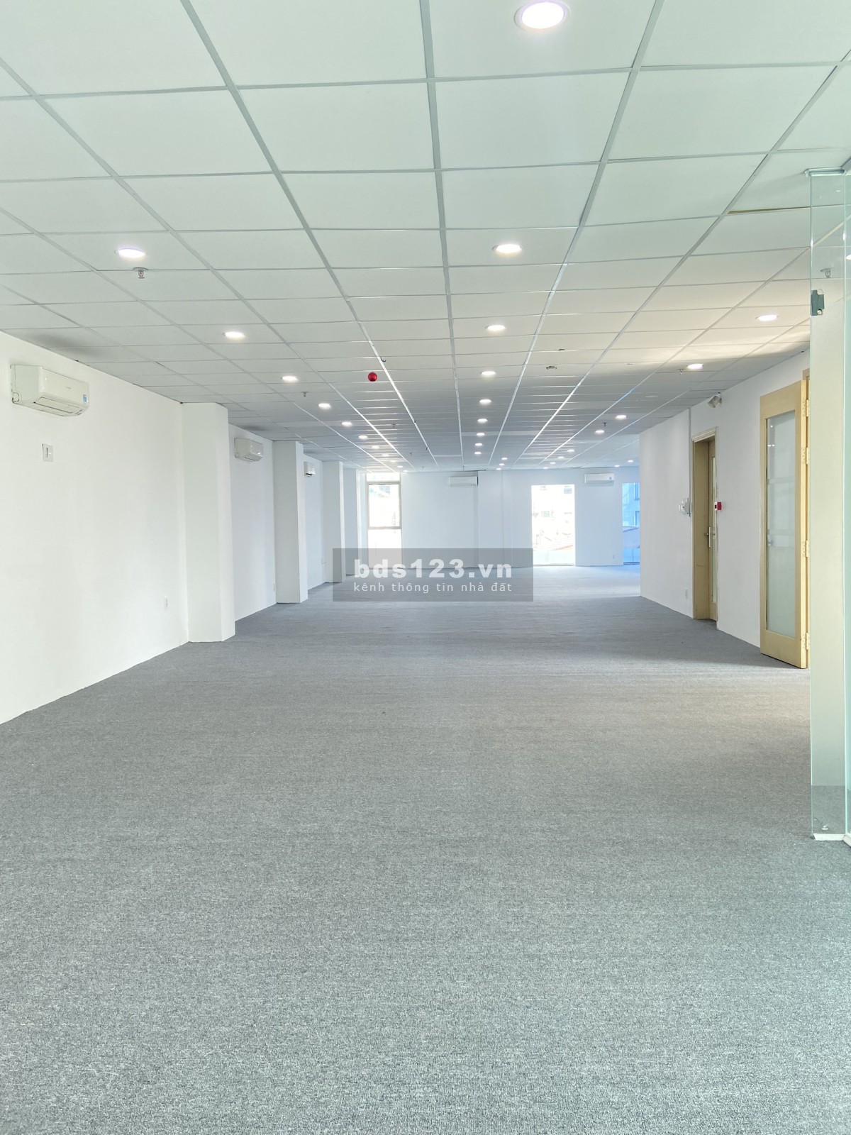 Văn phòng 200m2 đẹp view kính sang trọng đường Hồ Văn Huê - Phú Nhuận
