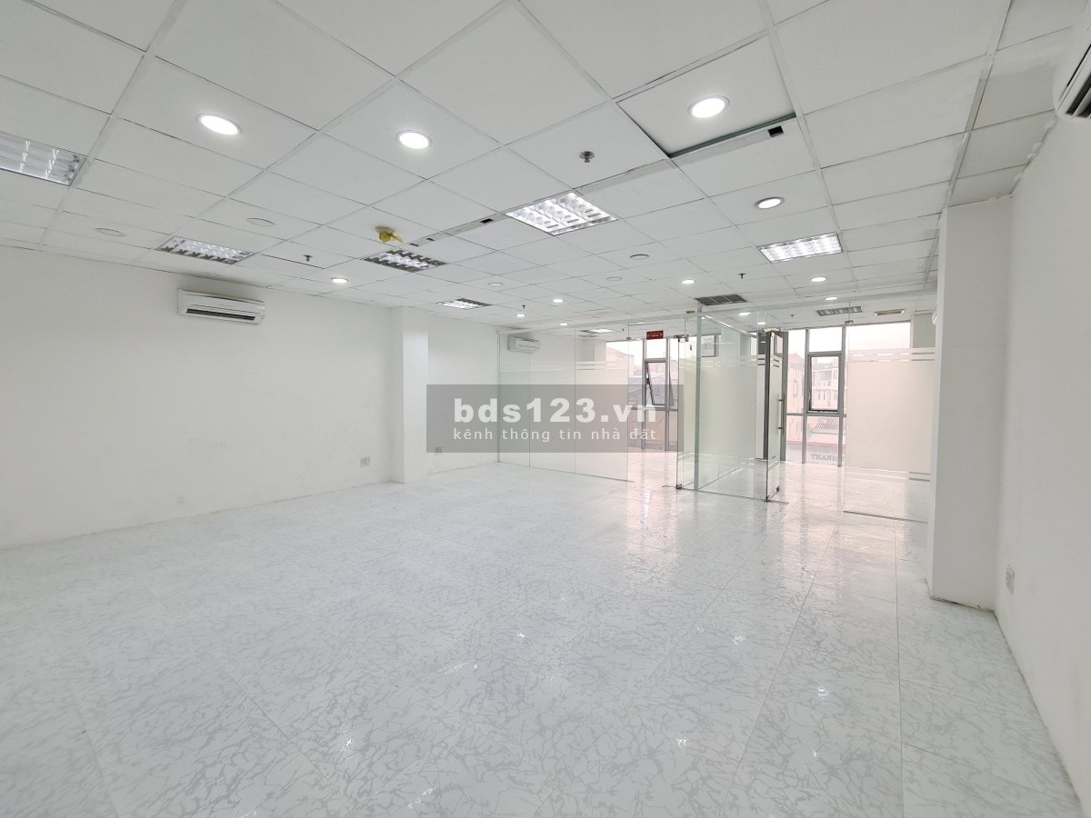 Cho thuê văn phòng DT 70m2 view kính ngay Ngã Tư Phú Nhuận