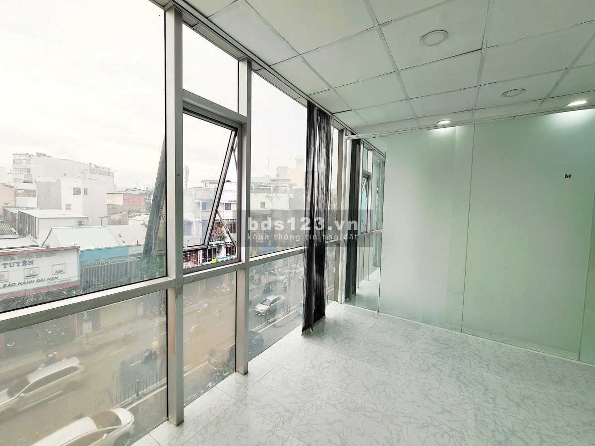 Cho thuê văn phòng DT 70m2 view kính ngay Ngã Tư Phú Nhuận