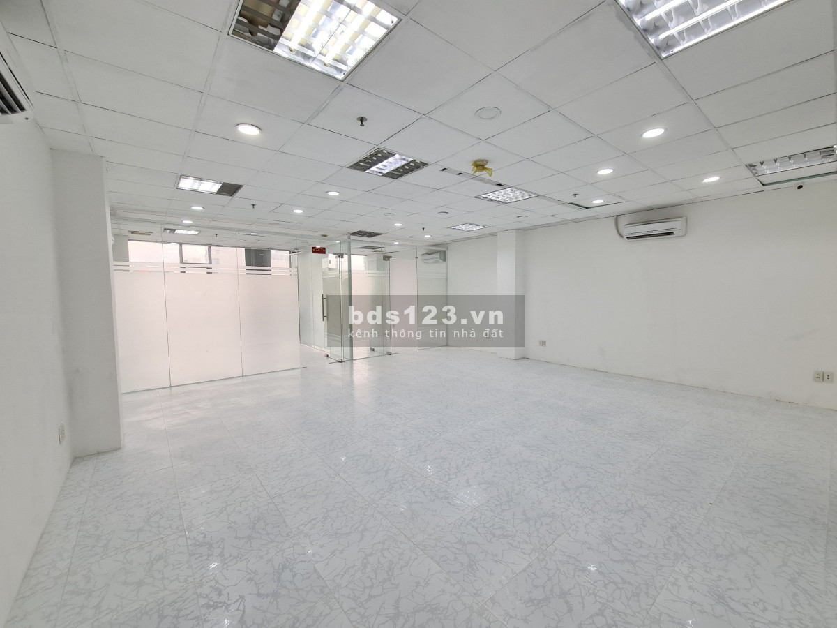 Cho thuê văn phòng DT 70m2 view kính ngay Ngã Tư Phú Nhuận