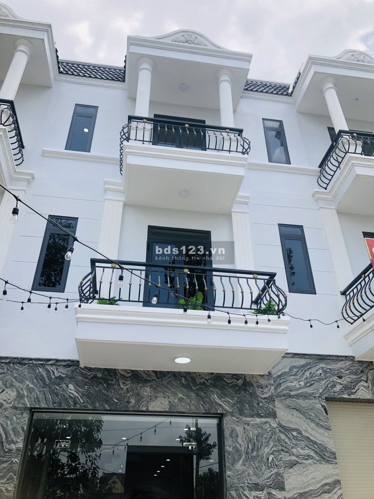 Nhà 1 Trệt 1 Lầu cần bán ngay P. Uyên Hưng, Tp. Tân Uyên, SHR sang tên ngay
