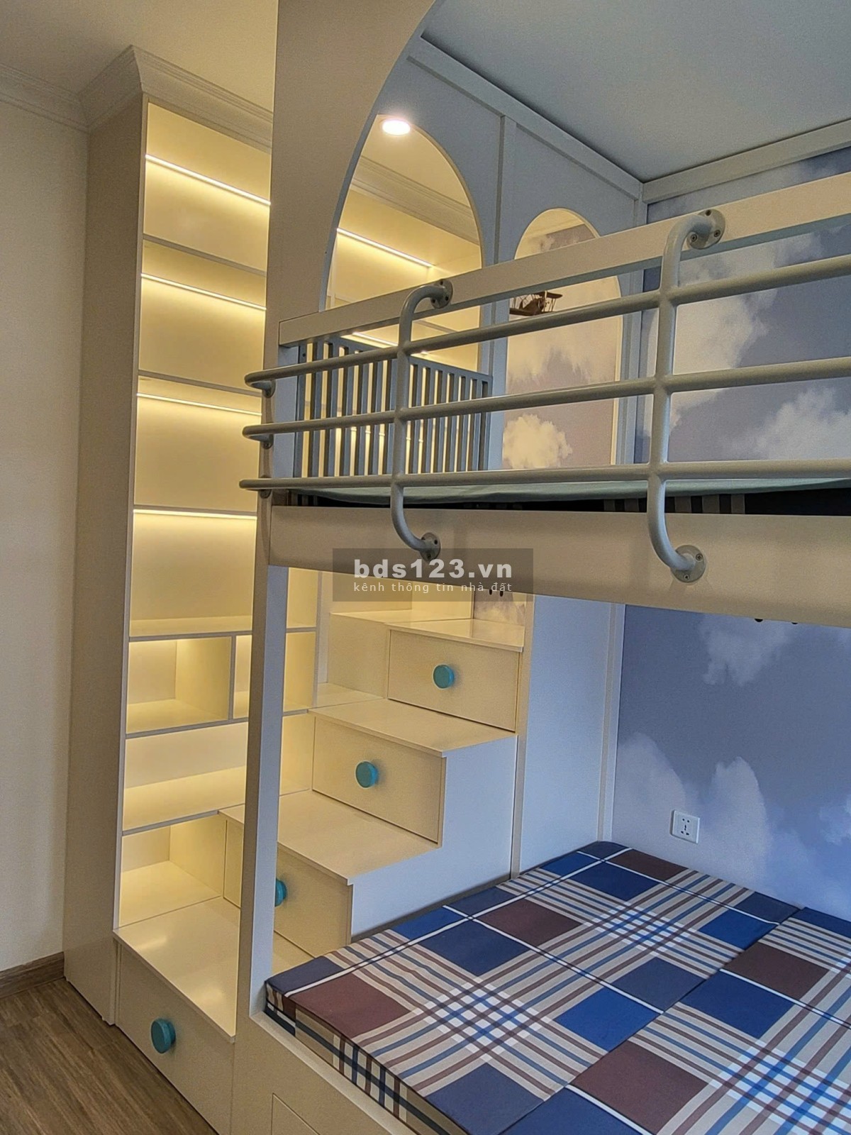 Bán căn 3 ngủ, 94m2, full nội thất, Vinhomes Mart City, 5,35 tỷ, 0888516777
