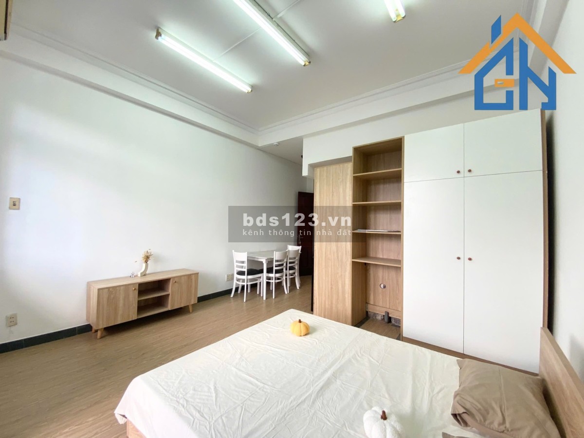 Phòng Studio full nội thất có ban công gần công viên Hoàng Văn Thụ và khu sân bay