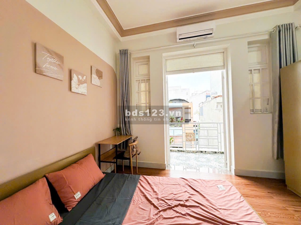 1 phòng ngủ ban công rộng phòng mới cách sân bay TSN chỉ 200m