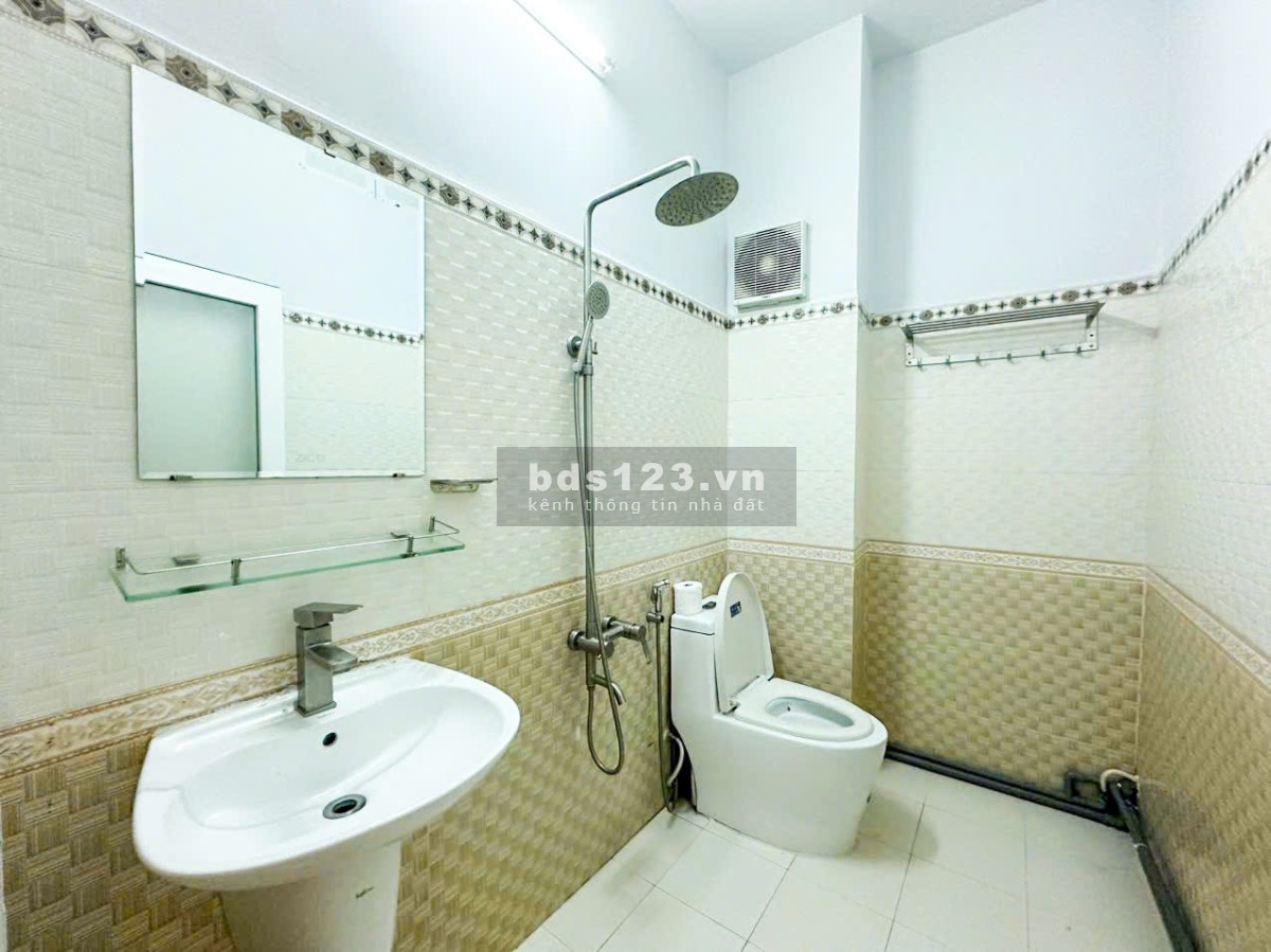 1 phòng ngủ ban công rộng phòng mới cách sân bay TSN chỉ 200m