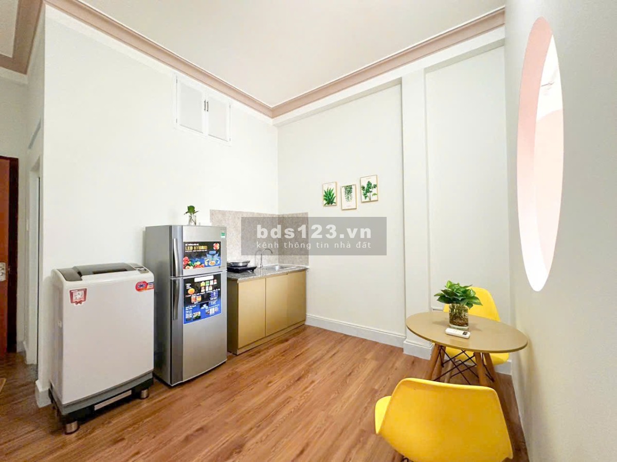 1 phòng ngủ ban công rộng phòng mới cách sân bay TSN chỉ 200m