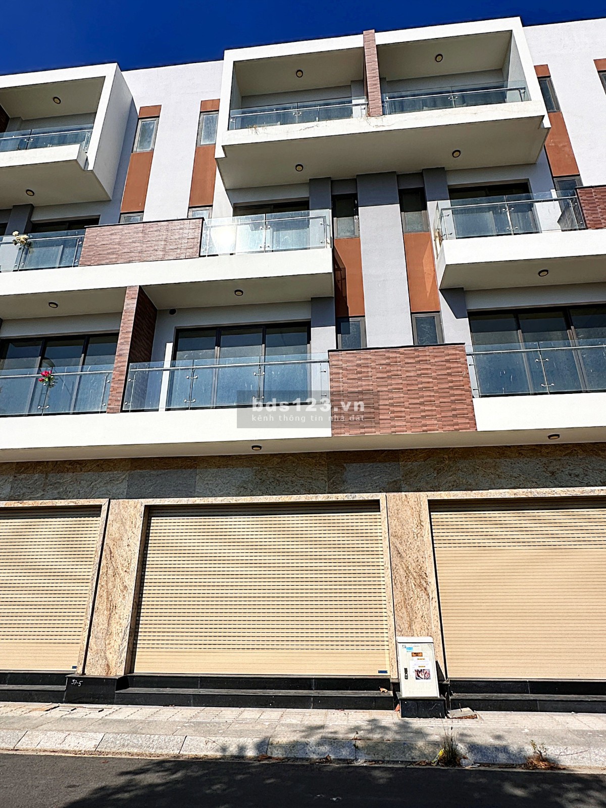 Nhà phố liền kề, trung tâm TP biển, vị tri cực đẹp, giá tốt.